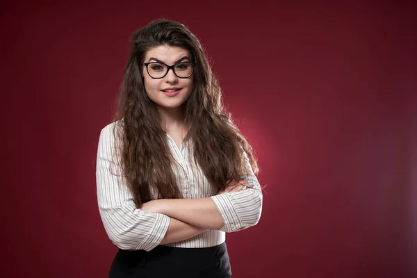 Jovem Empresária Feliz Com Braços Cruzados Sobre Fundo Vermelho — Fotografia de Stock