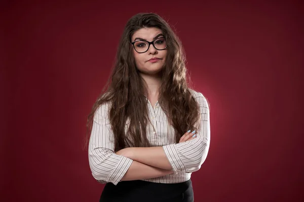 Méfiant Jeune Femme Affaires Dans Des Lunettes Sur Fond Rouge — Photo