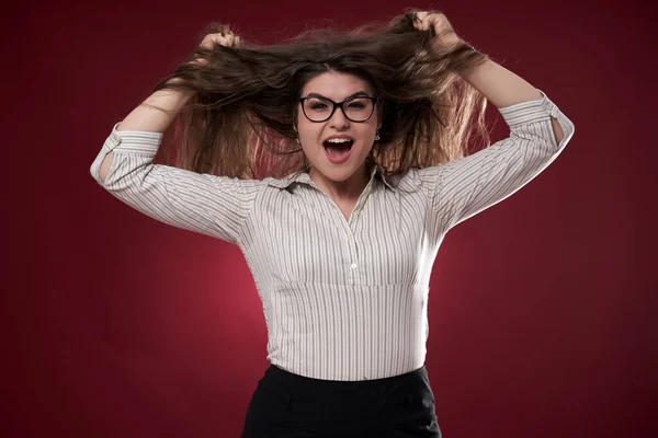 激怒した若い実業家が彼女の髪を引っ張って叫んで — ストック写真