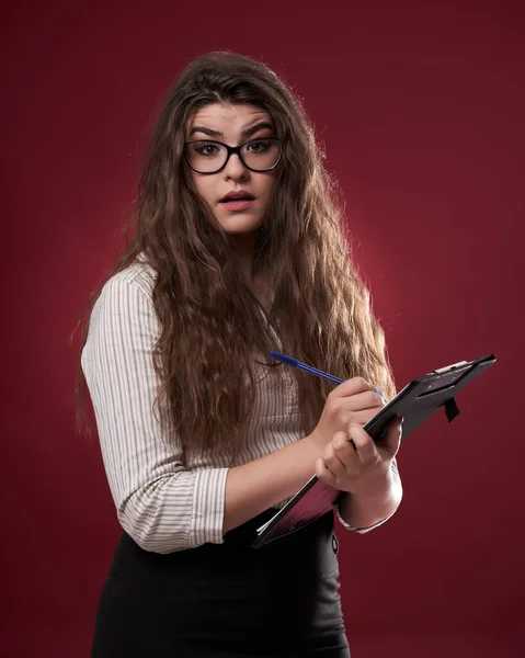 眼鏡とクリップボードを持つビジネスマンの女性は 次に何をすべきかわからない — ストック写真