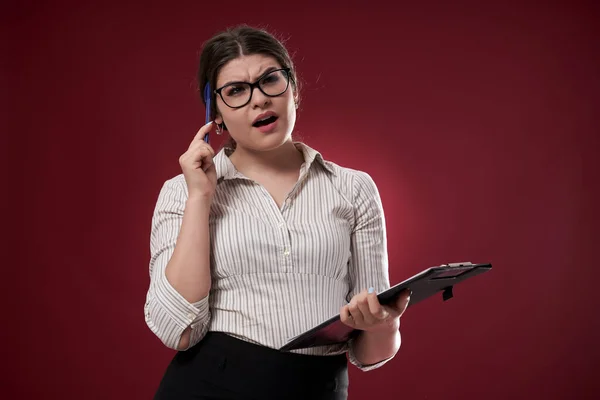 Empresaria Con Gafas Portapapeles Insegura Qué Hacer Continuación —  Fotos de Stock