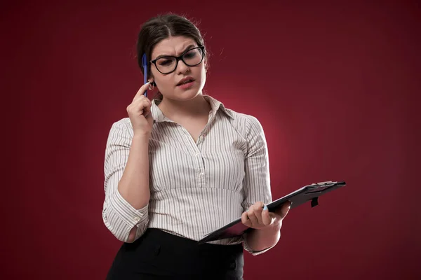 Empresaria Con Gafas Portapapeles Insegura Qué Hacer Continuación —  Fotos de Stock