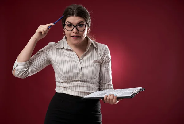 Empresaria Con Gafas Portapapeles Insegura Qué Hacer Continuación —  Fotos de Stock