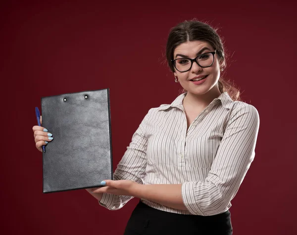 Joven Mujer Negocios Caucásica Con Portapapeles Sobre Fondo Rojo —  Fotos de Stock