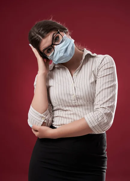 Mujer Negocios Insegura Con Máscara Facial Gafas Sobre Fondo Rojo — Foto de Stock