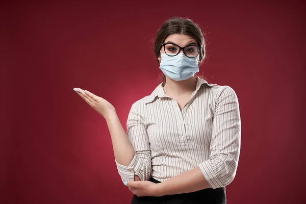 Mujer Negocios Insegura Con Máscara Facial Gafas Sobre Fondo Rojo — Foto de Stock