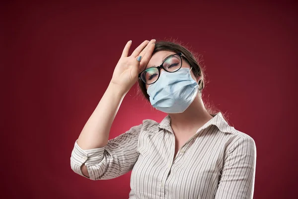 Uitgeputte Zakenvrouw Met Gezichtsmasker — Stockfoto