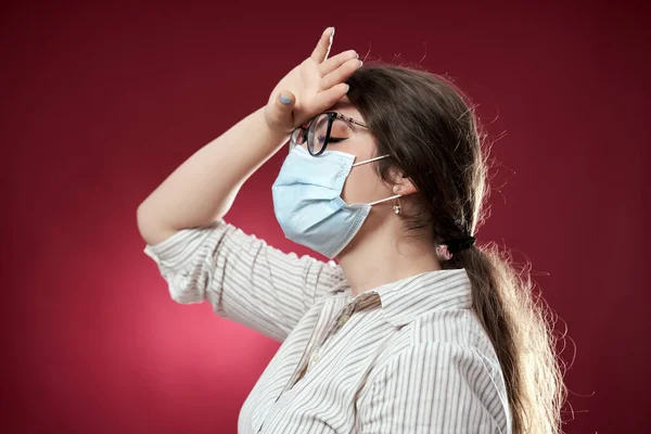 Überarbeitete Erschöpfte Geschäftsfrau Mit Gesichtsmaske — Stockfoto