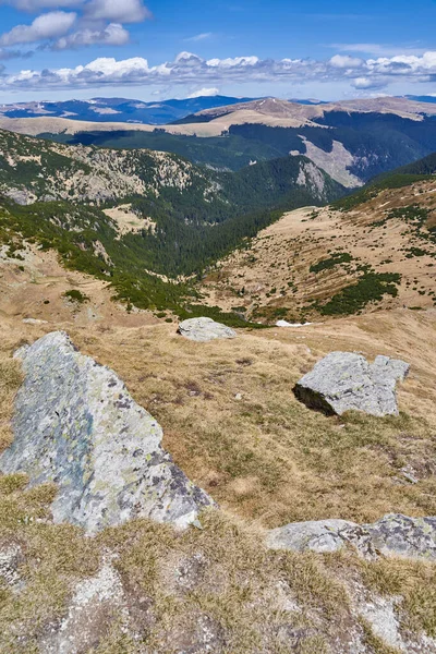 Paisagem Com Montanhas Verão Ainda Com Manchas Neve — Fotografia de Stock