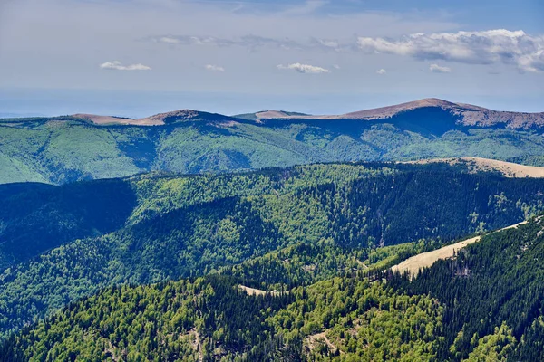 Paisagem Com Montanhas Verão Ainda Com Manchas Neve — Fotografia de Stock