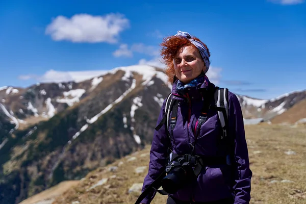 Backpacker Dáma Kamerou Turistika Horské Stezce — Stock fotografie