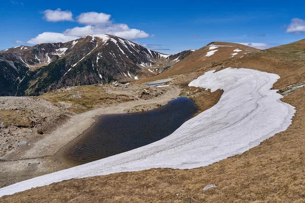 Dağlı Manzara Planda Bir Göl — Stok fotoğraf