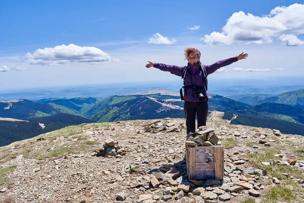 Mochilero Dama Con Cámara Senderismo Sendero Montaña —  Fotos de Stock