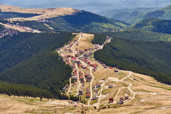 Resort Zwischen Bergen Und Kiefernwäldern — Stockfoto