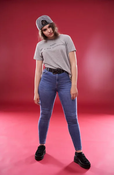 Retrato Una Joven Rebelde Sobre Fondo Rojo —  Fotos de Stock