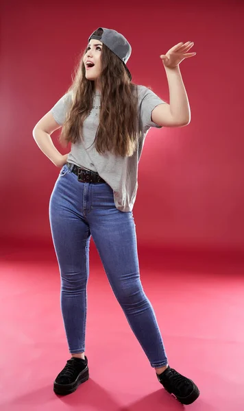 Retrato Uma Jovem Rebelde Fundo Vermelho — Fotografia de Stock