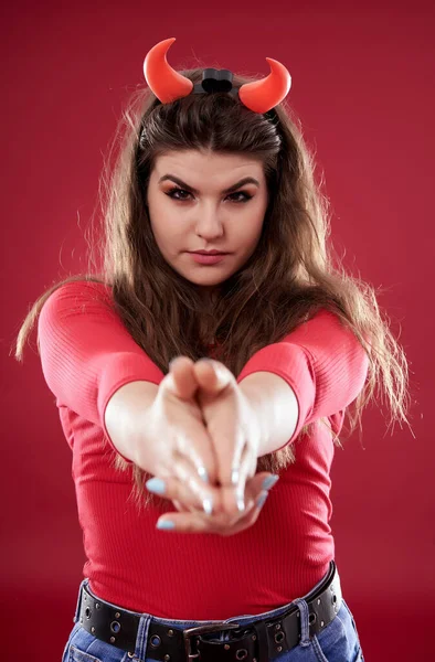 Portret Van Een Rebelse Jongedame Rode Achtergrond — Stockfoto