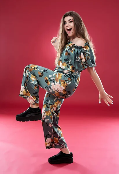 Mujer Joven Ropa Floral Sobre Fondo Rojo —  Fotos de Stock