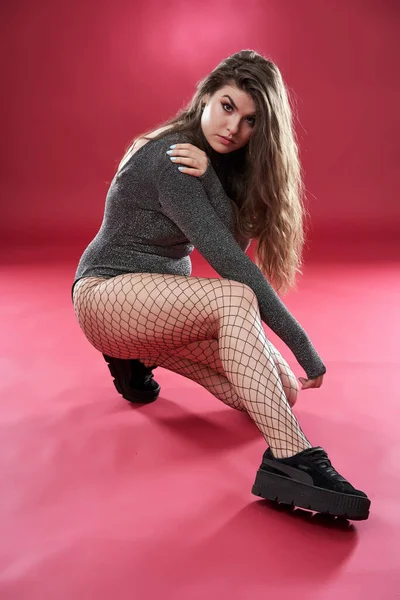 Studio Shot Van Een Mooi Latino Model Rode Achtergrond — Stockfoto