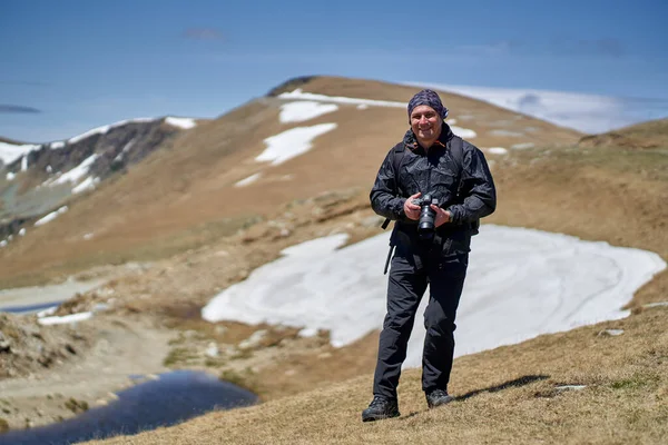 登山道でカメラハイキングをする観光客 ストックフォト