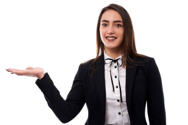 Genç iş kadını ürünleri telif alanı ile sunuyor, beyazda izole edilmiş.