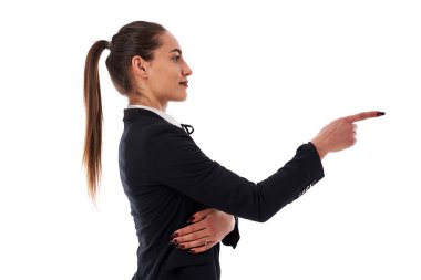 Latin kökenli genç iş kadını, beyaz arka planda izole edilmiş, ortak alana işaret ediyor.