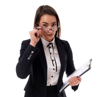 Elinde dosya ve belgelerle gözlüklü genç Latin bir işkadını.