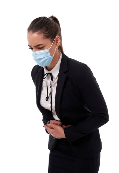 顔のマスクで激しい腹痛を持つヒスパニック系のビジネス女性 — ストック写真