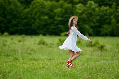 Yazlık elbiseler içinde, meşe ormanlarında dans eden muhteşem bir manken.
