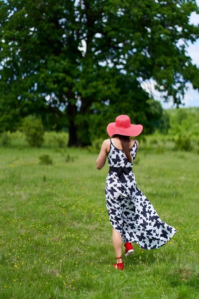 Modelo Beleza Lindo Vestido Verão Posando Livre Uma Floresta Carvalho — Fotografia de Stock