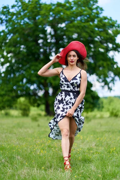 Prachtige Schoonheid Model Zomer Jurk Poseren Buiten Een Eiken Bos — Stockfoto