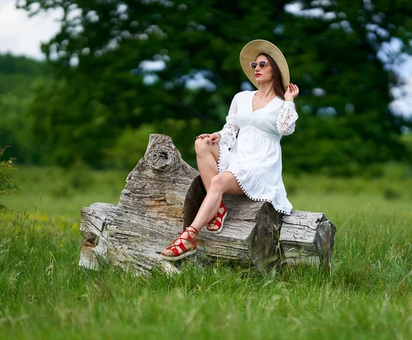 穿着夏装站在橡木林中的华丽美型模特 — 图库照片