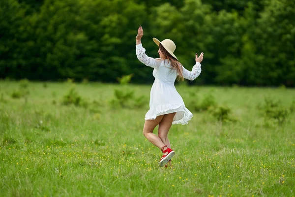 Preciosa Modelo Belleza Vestido Verano Bailando Aire Libre Bosque Robles — Foto de Stock