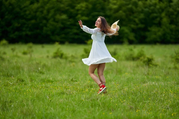 Preciosa Modelo Belleza Vestido Verano Bailando Aire Libre Bosque Robles — Foto de Stock