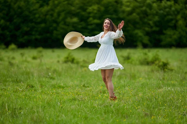 Modelo Beleza Lindo Vestido Verão Dançando Livre Uma Floresta Carvalho — Fotografia de Stock