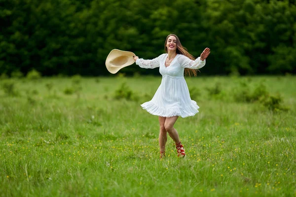 Preciosa Modelo Belleza Vestido Verano Bailando Aire Libre Bosque Robles — Foto de Stock