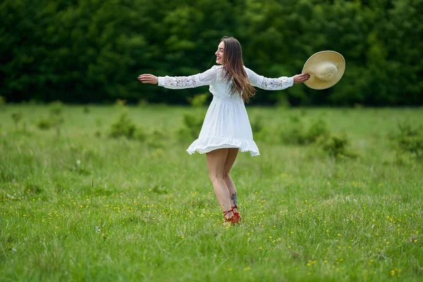 Preciosa Modelo Belleza Vestido Verano Bailando Aire Libre Bosque Robles — Foto de Stock