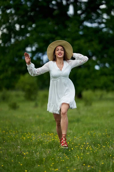 Modelo Beleza Lindo Vestido Verão Posando Livre Uma Floresta Carvalho — Fotografia de Stock