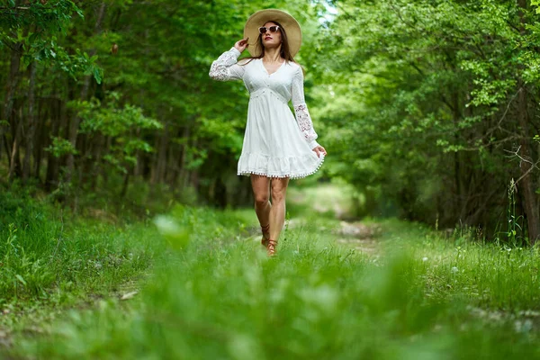 Gorgeous Beauty Model Summer Dress Posing Outdoor Oak Forest — Stock Photo, Image