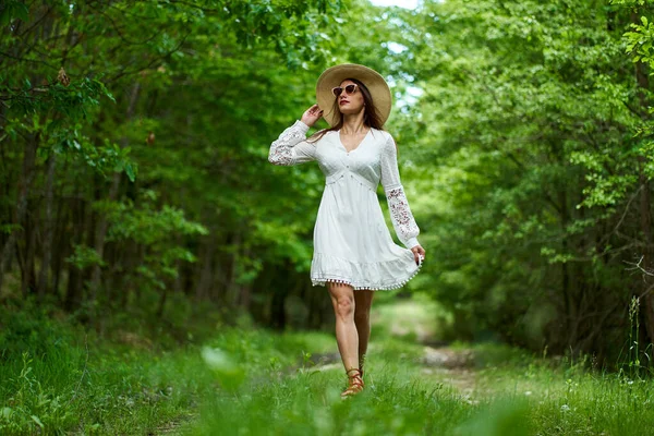 Hermosa Modelo Belleza Vestido Verano Posando Aire Libre Bosque Robles —  Fotos de Stock