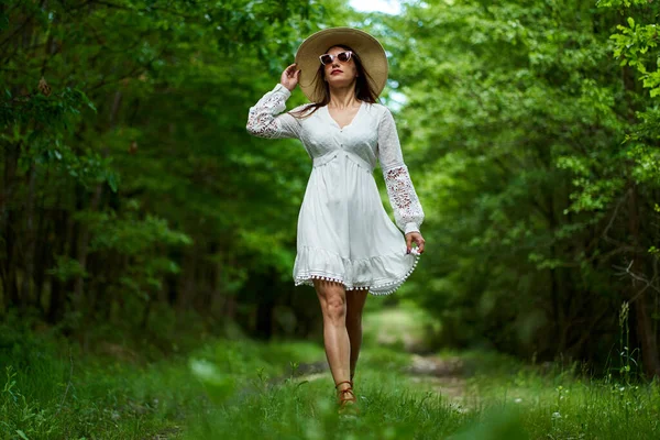 Wunderschönes Schönheitsmodel Sommerkleid Posiert Freien Einem Eichenwald — Stockfoto