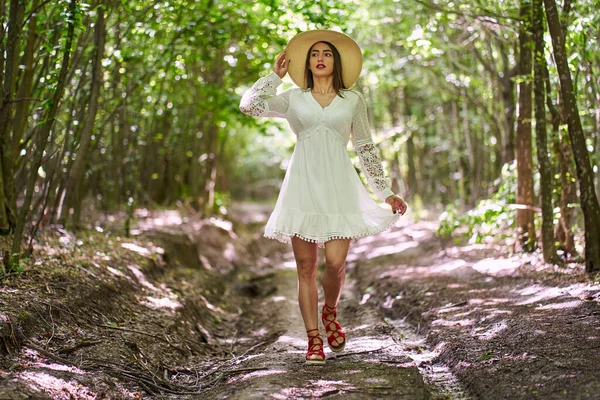 オークの森の中で屋外をポーズ夏のドレスでゴージャスな美しさモデル — ストック写真