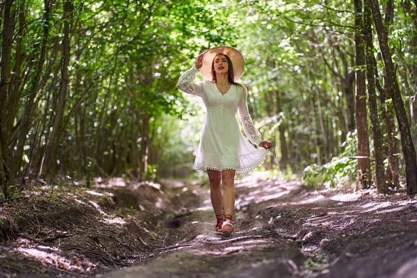 Великолепная Модель Красоты Летнем Платье Позирующая Открытом Воздухе Дубовом Лесу — стоковое фото