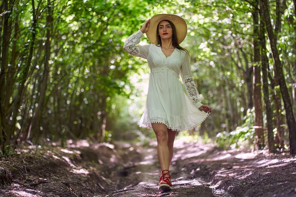 Modelo Beleza Lindo Vestido Verão Posando Livre Uma Floresta Carvalho — Fotografia de Stock