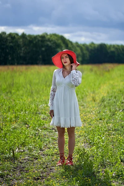 Modelo Beleza Lindo Vestido Verão Posando Livre Uma Floresta Carvalho — Fotografia de Stock