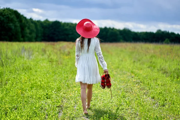 Splendido Modello Bellezza Abito Estivo Posa All Aperto Una Foresta — Foto Stock