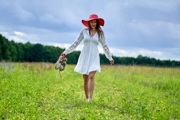 Wspaniały Model Piękna Letniej Sukience Pozowanie Zewnątrz Dębowym Lesie — Zdjęcie stockowe