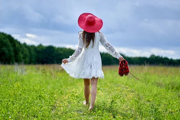 Hermosa Modelo Belleza Vestido Verano Posando Aire Libre Bosque Robles —  Fotos de Stock