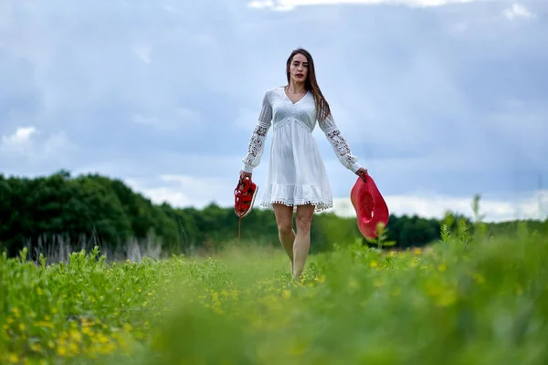 Hermosa Modelo Belleza Vestido Verano Posando Aire Libre Bosque Robles —  Fotos de Stock