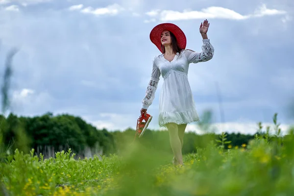 Modelo Beleza Lindo Vestido Verão Posando Livre Uma Floresta Carvalho — Fotografia de Stock